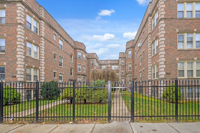 8016 S Evans Ave in Chicago, IL - Building Photo - Interior Photo