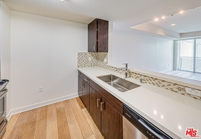 436 S Virgil Ave in Los Angeles, CA - Building Photo - Building Photo