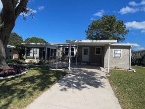 909 Orchid St in Lady Lake, FL - Foto de edificio - Building Photo