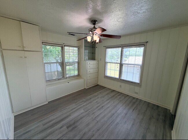 property at 212 W Hunnicutt Ave