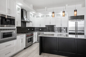 1801 W Chicago Ave in Chicago, IL - Building Photo - Building Photo