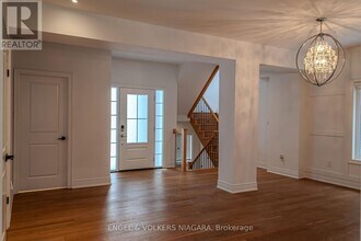 7171 Lionshead Ave in Niagara Falls, ON - Building Photo - Building Photo