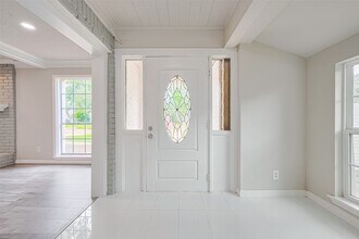 10815 Creektree Dr in Houston, TX - Foto de edificio - Building Photo