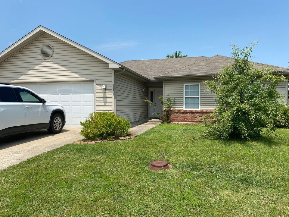 1701 Typhoon Dr in Columbia, MO - Building Photo