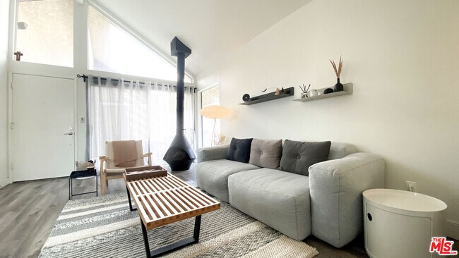 111 Lakepines in Irvine, CA - Building Photo - Building Photo