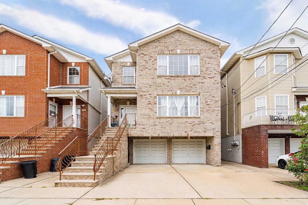 13 Oak St, Unit 2 in Bayonne, NJ - Building Photo