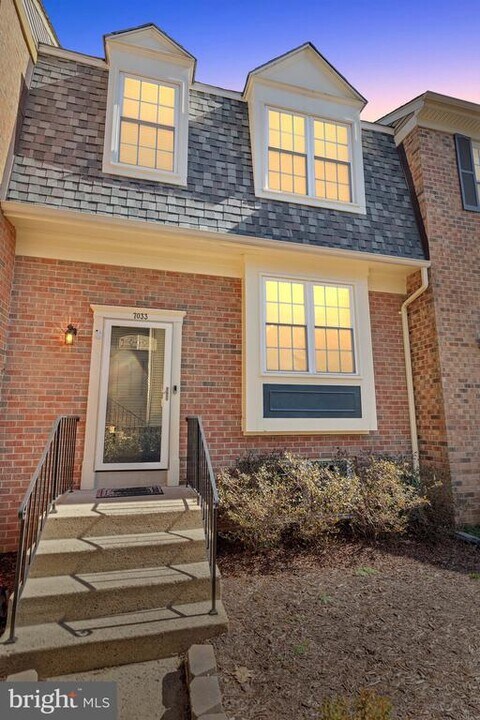 7033 Solomon Seal Ct in West Springfield, VA - Foto de edificio