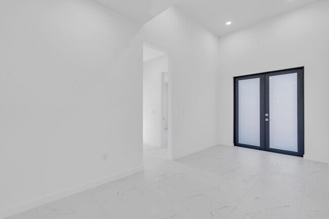 3101 NW 42nd Pl in Cape Coral, FL - Building Photo - Building Photo
