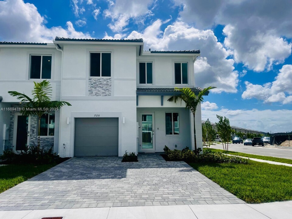 720 SE 13th St Cir in Homestead, FL - Building Photo