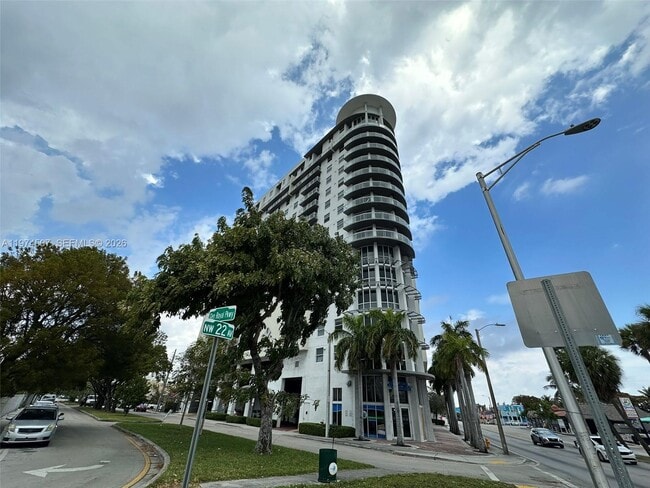 1 Glen Royal Pkwy in Miami, FL - Foto de edificio - Building Photo