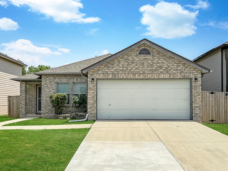 9042 Camino Rey in San Antonio, TX - Building Photo