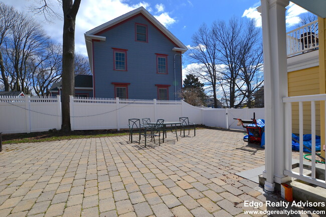 136 Summer St, Unit 1 in Watertown, MA - Foto de edificio - Building Photo