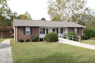 Oak Estates in Elizabethtown, NC - Building Photo