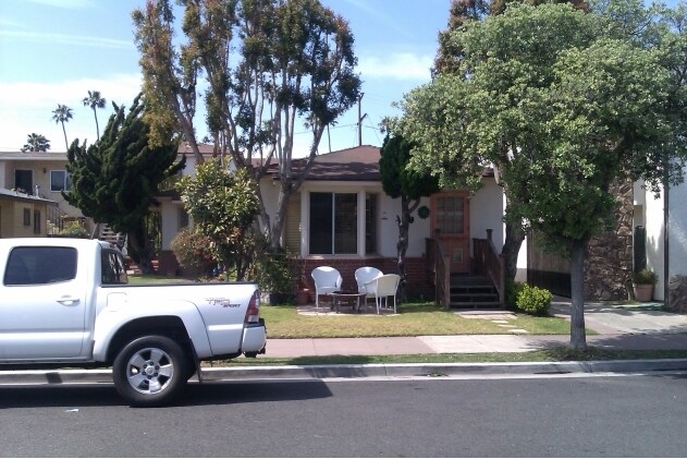 221 7th St in Seal Beach, CA - Foto de edificio - Building Photo