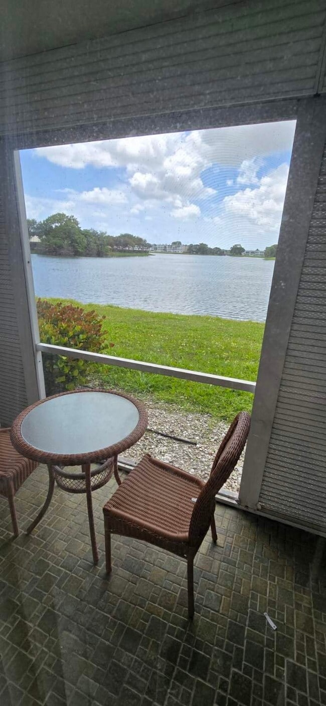 358 Chatham R in West Palm Beach, FL - Foto de edificio - Building Photo