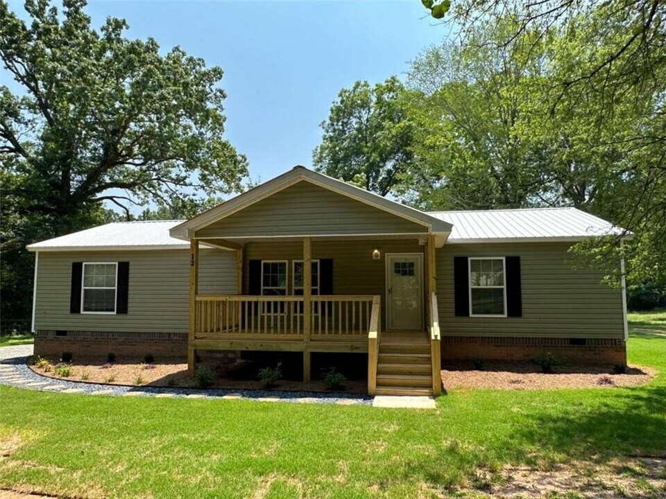 12 Elias Hayes Trail in Hoschton, GA - Building Photo