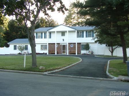 34 Markwood Ln in East Northport, NY - Building Photo