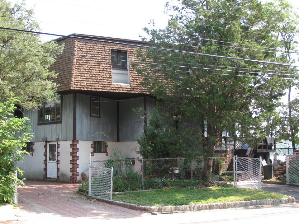 25 Knollwood Ave in Huntington, NY - Foto de edificio