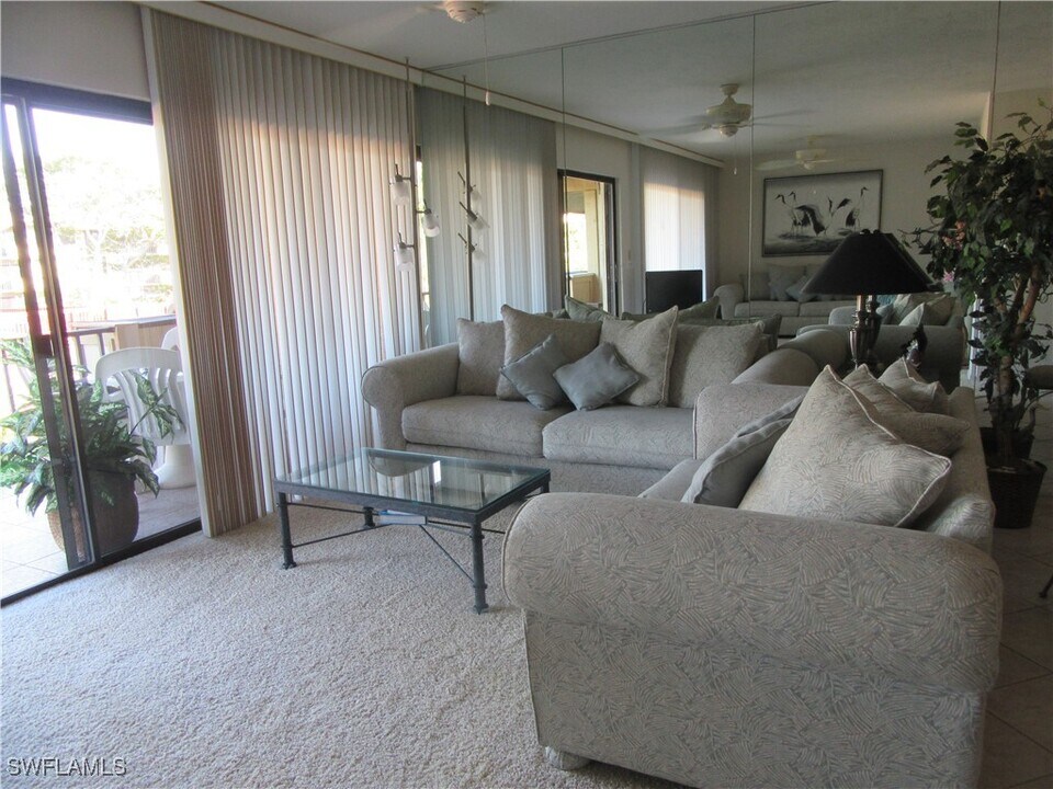 600 Neapolitan Way in Naples, FL - Building Photo