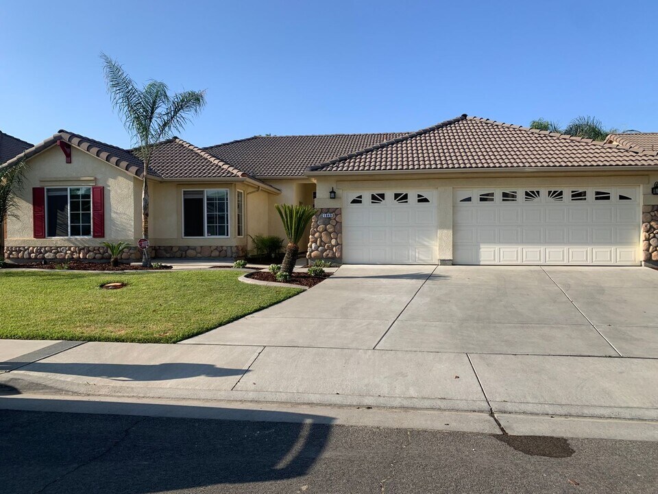 1849 W Berkshire Ln in Hanford, CA - Building Photo