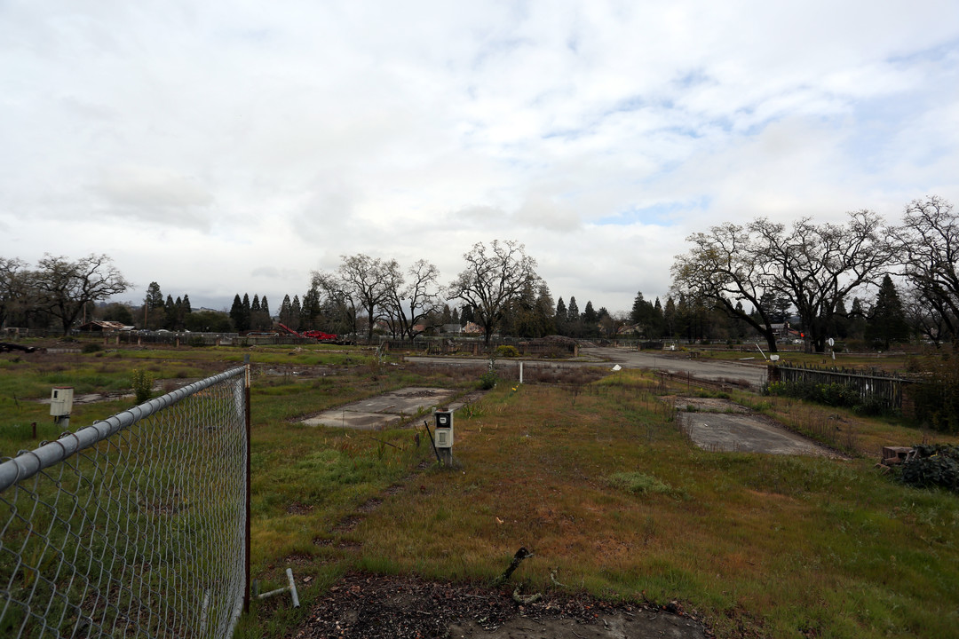 Vintage Oaks on the Town Green in Windsor, CA - Building Photo