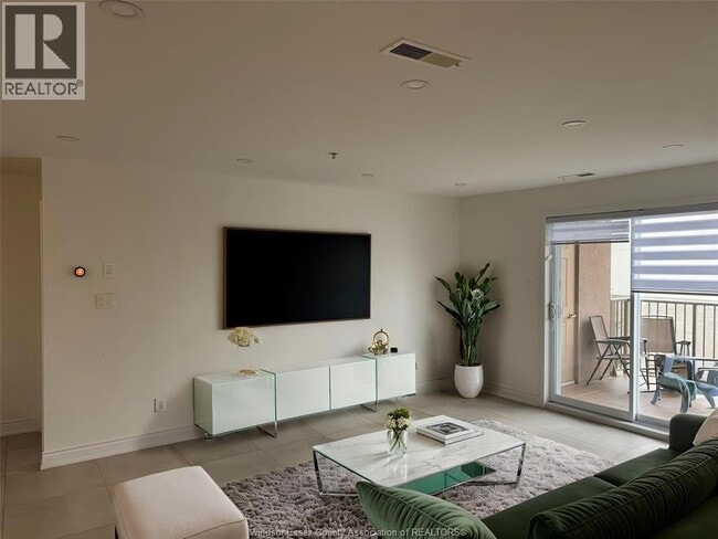 2650 Sandwich W Pkwy in Windsor, ON - Building Photo - Building Photo