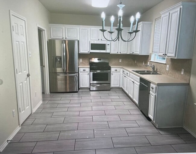 1341 Beechwood Dr in Kyle, TX - Foto de edificio - Building Photo