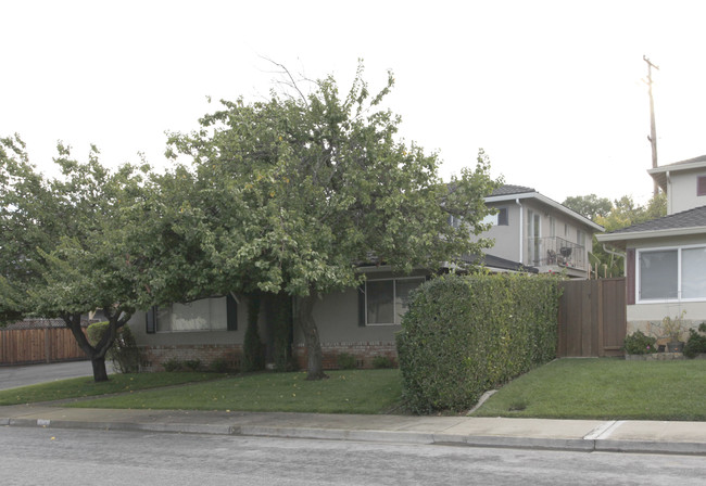 1035 Williams Way in Mountain View, CA - Foto de edificio - Building Photo