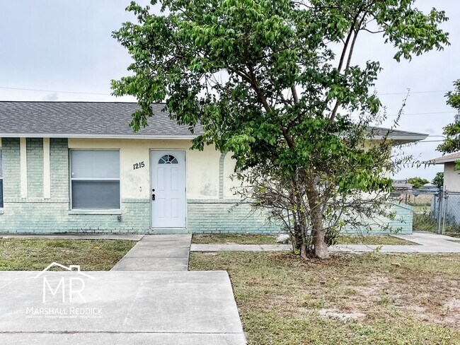 1215 NE 8th Terrace in Cape Coral, FL - Building Photo - Building Photo