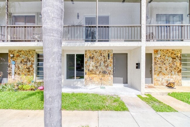 5235 SW 40th Ave in Fort Lauderdale, FL - Building Photo - Building Photo