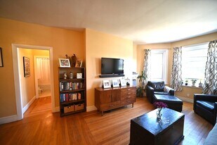 98 Saint Paul St, Unit 5 in Brookline, MA - Building Photo