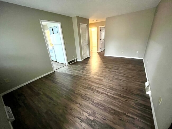 1467 Valley View Dr in Coralville, IA - Building Photo - Building Photo