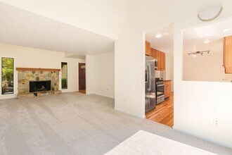 17511 NE 38th Ct in Redmond, WA - Foto de edificio - Building Photo
