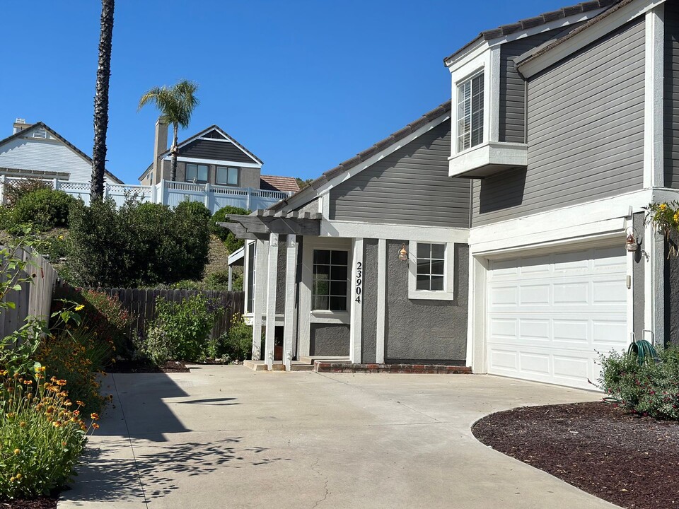 23904 Falconer Dr in Murrieta, CA - Foto de edificio