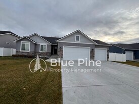 6879 Bedford Ave in Idaho Falls, ID - Building Photo