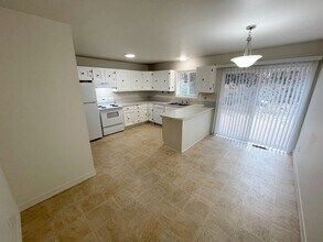 1723 Dawn Dr in Klamath Falls, OR - Building Photo - Building Photo
