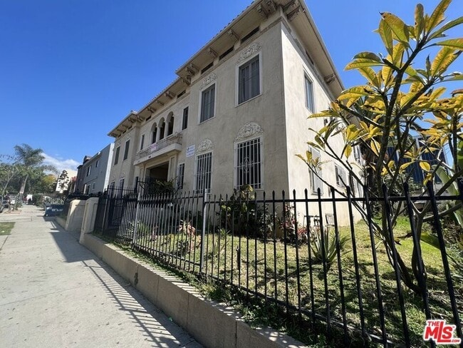 946 S Burlington Ave in Los Angeles, CA - Foto de edificio - Building Photo