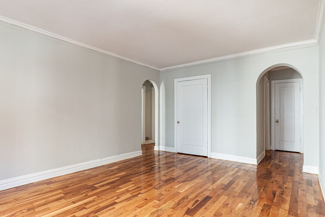 433 W Roscoe St, Unit 410 in Chicago, IL - Building Photo