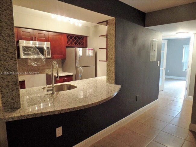 2405 NW 33rd St in Oakland Park, FL - Building Photo - Building Photo