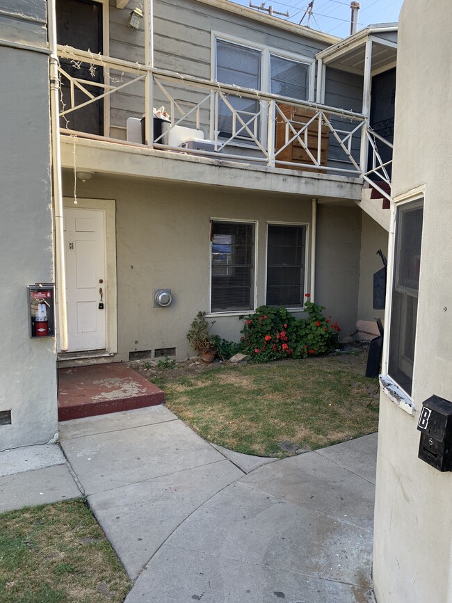 1426 Pine Ave, Unit B in Long Beach, CA - Foto de edificio - Building Photo