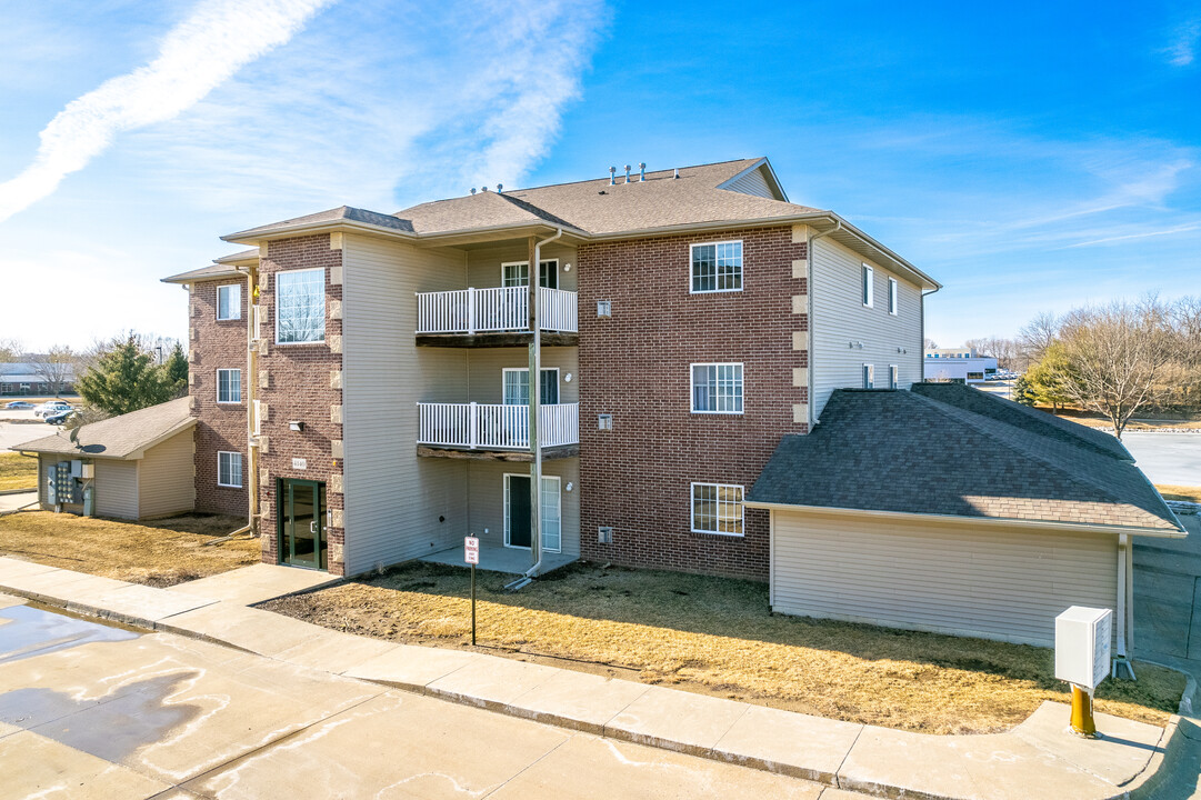 Beacon Pointe Condominiums & Townhomes in Urbandale, IA - Building Photo