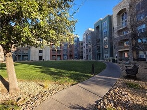 62 E Serene Ave in Las Vegas, NV - Foto de edificio - Building Photo