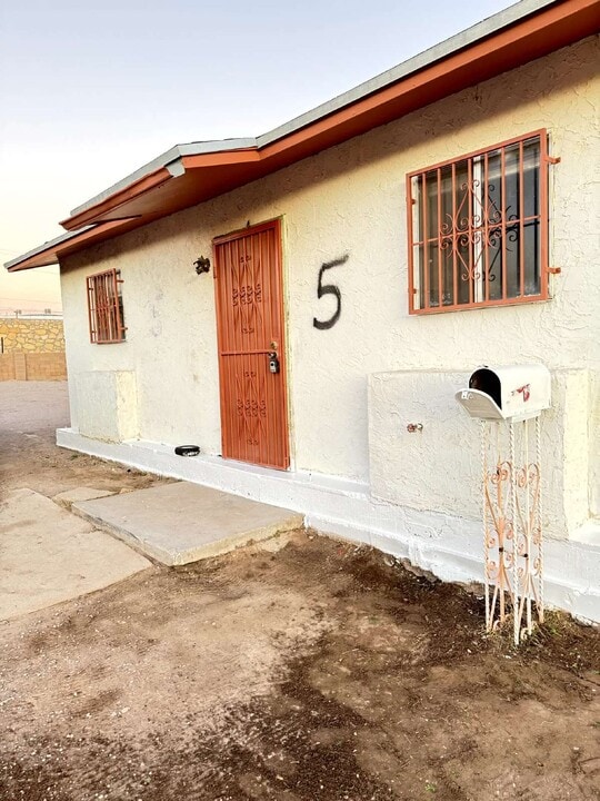 7167 N Loop Dr in El Paso, TX - Building Photo