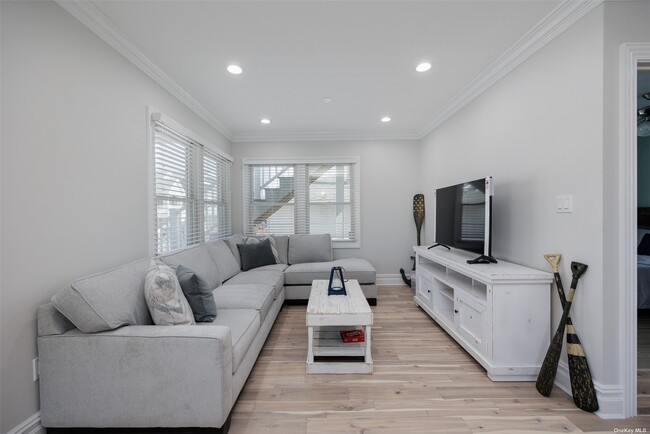 24 Pennsylvania Ave-Unit -Main in Long Beach, NY - Building Photo - Building Photo