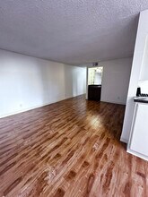 135 N Swall Dr, Unit 204 in West Hollywood, CA - Building Photo - Building Photo