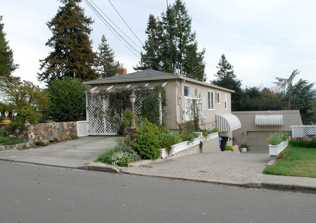 1050-1050A Danbeck Ave in Santa Rosa, CA - Building Photo