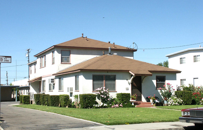 1934 2nd St in San Fernando, CA - Foto de edificio - Building Photo