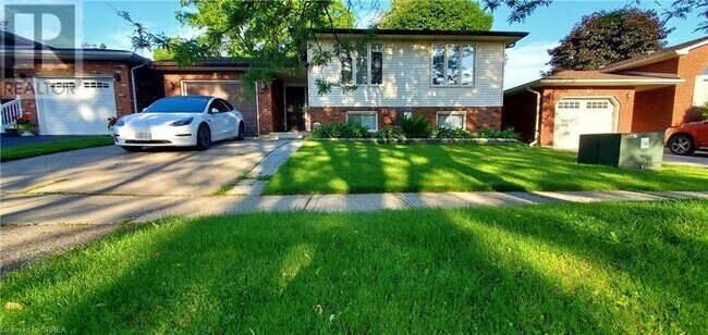 25 Goods Ln in Brantford, ON - Building Photo - Building Photo