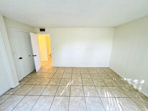 2050 N Congress Ave in West Palm Beach, FL - Building Photo - Building Photo