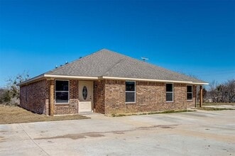 133 Houston St in Italy, TX - Building Photo - Building Photo